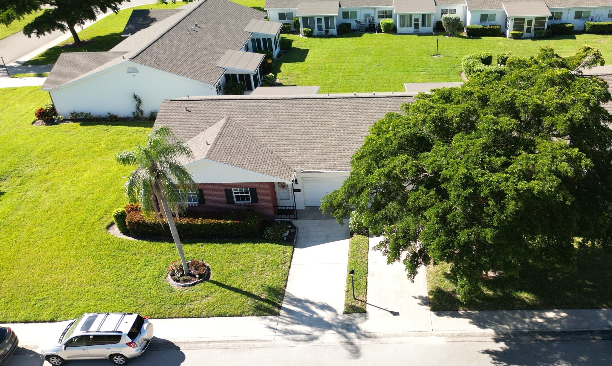 Myerlee condos in Fort Myers with pool and clubhouse amenities